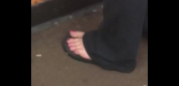  white lady mature candid toes